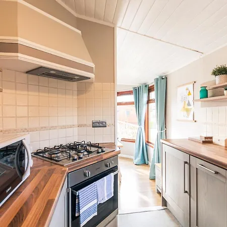 Orman Evi Flamingo With Hot Tub Malton
