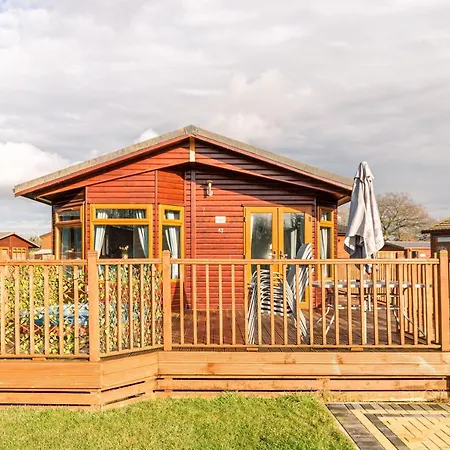 Flamingo With Hot Tub Lodge *