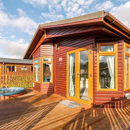 Flamingo With Hot Tub Lodge *